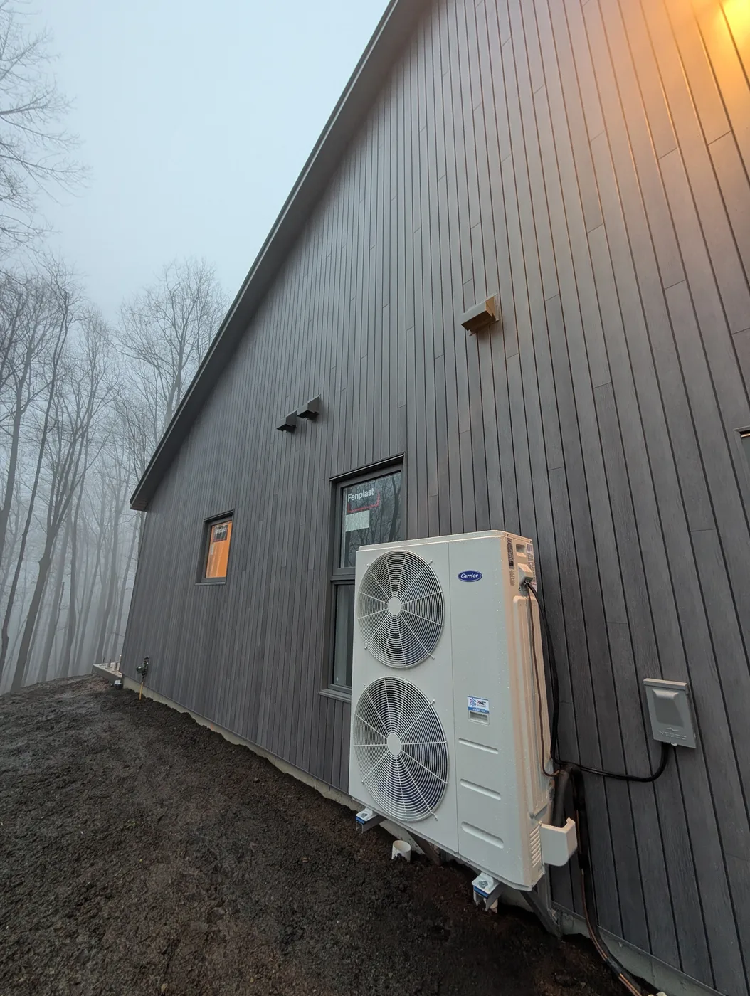 Thermopompe Carrier installée sur une maison résidentielle